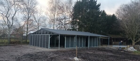 Grote stal met middengang, oversteek en opslag