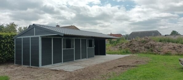 Dubbele stal met oversteek en kapschuur