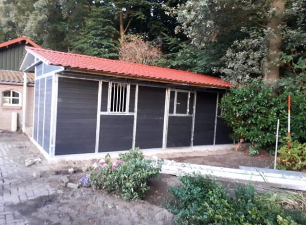 Stal met grote opslag