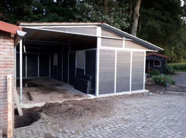 Stal met grote opslag