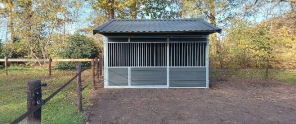 Enkele stal met oversteek