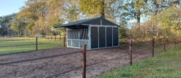 Enkele stal met oversteek