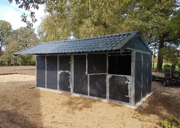 Dubbele stal met oversteek