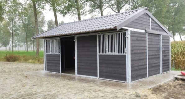 Dubbele stal met achtergang open deur