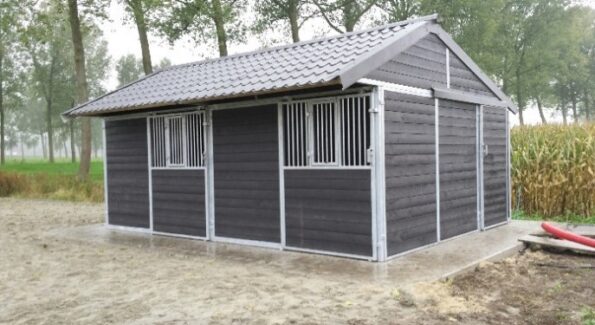 Dubbele stal met achtergang