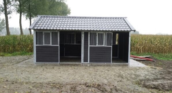 Dubbele stal met achtergang