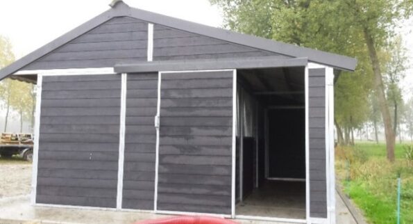 Dubbele stal met achtergang