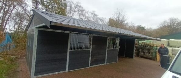 Dubbele stal met open opslag en grote oversteek