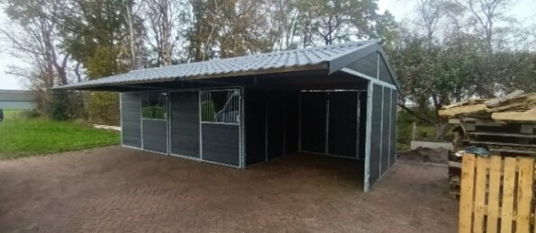 Dubbele stal met open opslag en grote oversteek