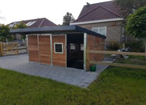 Mini stal met binnenverblijf