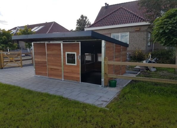 Mini stal met binnenverblijf