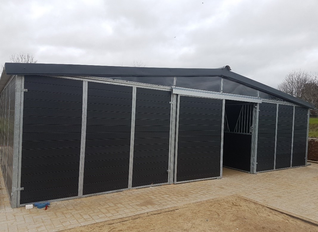 Dubbele stallen met tussengang