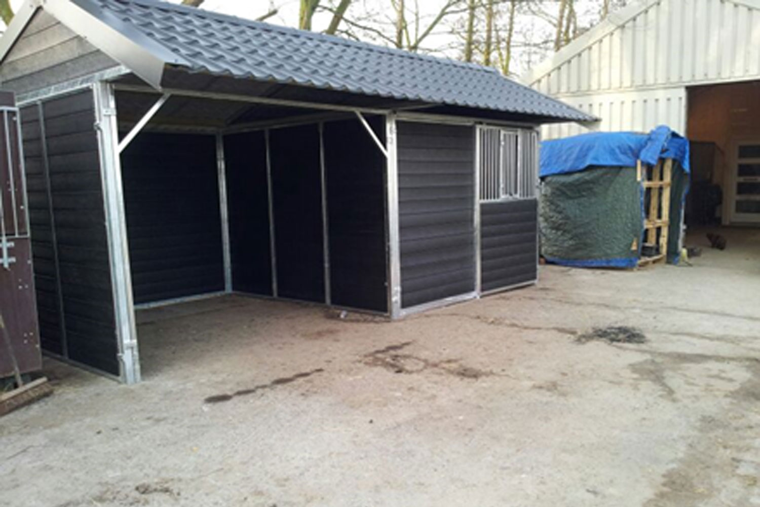 Stal met kapschuur