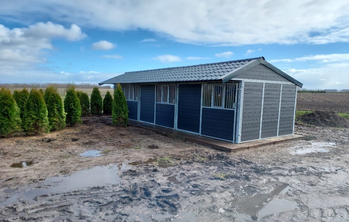 Dubbele stal met gesloten opslag